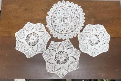Vintage Linen - 4 Doilies - round
