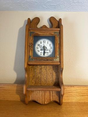 WALL HUNG BATTERY OPERATED CLOCK WITH BARN SCENE