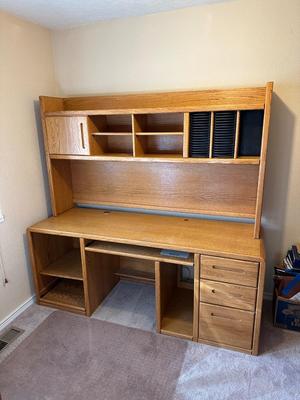 COMPUTER DESK W/HUTCH AND VERY NICE DESK CHAIR