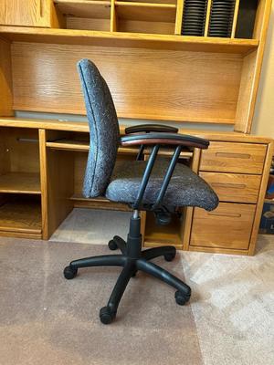 COMPUTER DESK W/HUTCH AND VERY NICE DESK CHAIR