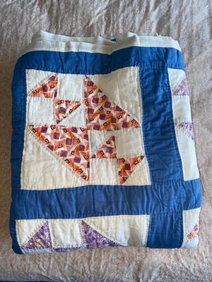 HAND STITCHED QUILT 85“ X 65“