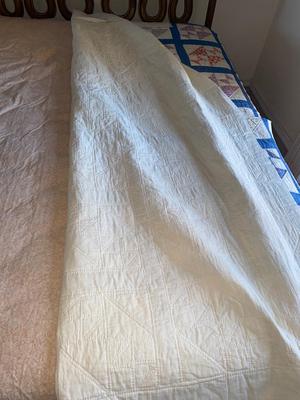 HAND STITCHED QUILT 85“ X 65“