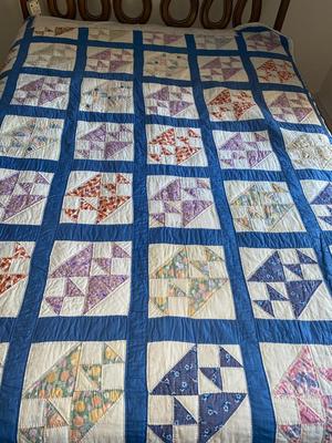 HAND STITCHED QUILT 85“ X 65“