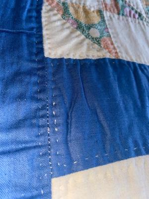 HAND STITCHED QUILT 85“ X 65“