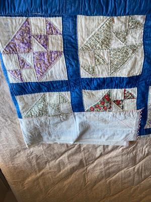 HAND STITCHED QUILT 85“ X 65“