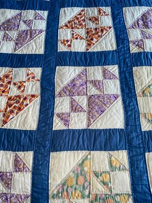HAND STITCHED QUILT 85“ X 65“
