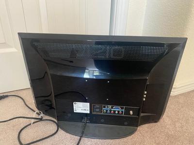 VIZIO 25” TELEVISION AND WALL CLOCK