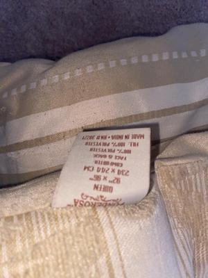 QUEEN SIZE REVERSIBLE COMFORTER AND PILLOW SHAMS
