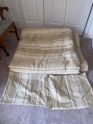 QUEEN SIZE REVERSIBLE COMFORTER AND PILLOW SHAMS
