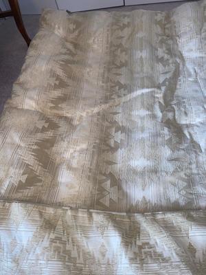 QUEEN SIZE REVERSIBLE COMFORTER AND PILLOW SHAMS