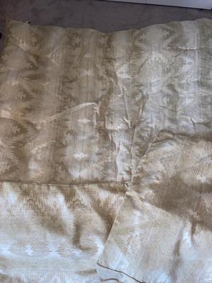 QUEEN SIZE REVERSIBLE COMFORTER AND PILLOW SHAMS