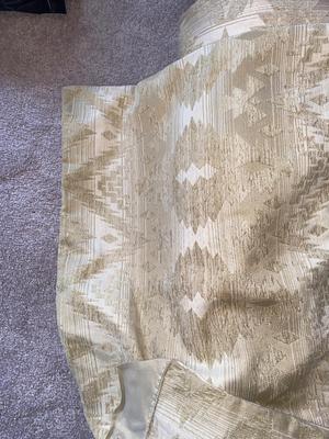 QUEEN SIZE REVERSIBLE COMFORTER AND PILLOW SHAMS