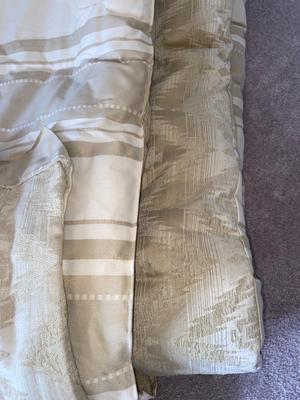 QUEEN SIZE REVERSIBLE COMFORTER AND PILLOW SHAMS
