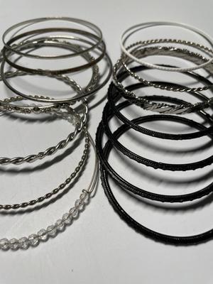 Assortment of bangle bracelets (21)