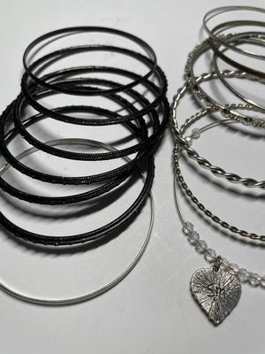 Assortment of bangle bracelets (21)