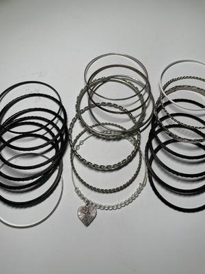 Assortment of bangle bracelets (21)