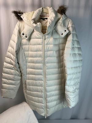 Lot L 343 Tommy Hilfiger Women’s Winter Coat and Blanket Earmuffs Mittens