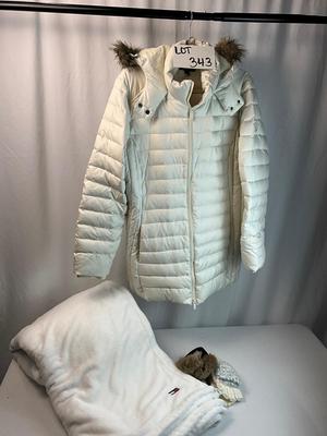 Lot L 343 Tommy Hilfiger Women’s Winter Coat and Blanket Earmuffs Mittens