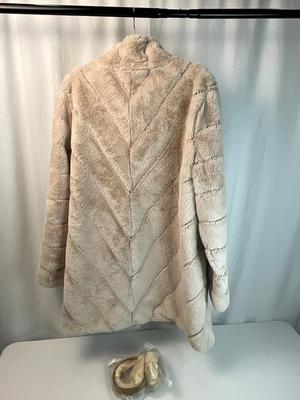 Lot L 344 Calvin Klein Women’s Faux Fur Coat