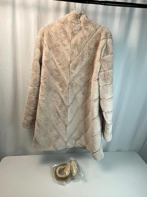 Lot L 344 Calvin Klein Women’s Faux Fur Coat