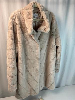 Lot L 344 Calvin Klein Women’s Faux Fur Coat