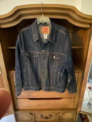 MEN'S LEVI JEAN JACKET SIZE LARGE