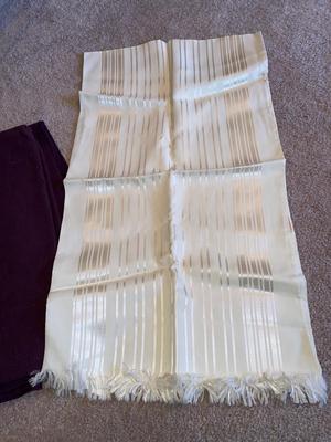 TABLECLOTH, DOILIES, RUNNERS AND MORE