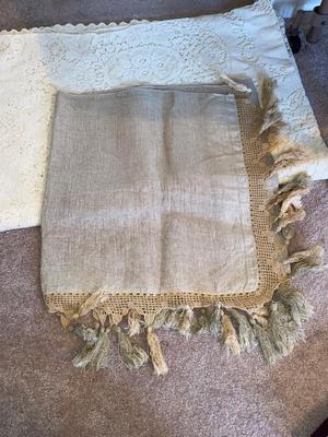 TABLECLOTH, DOILIES, RUNNERS AND MORE