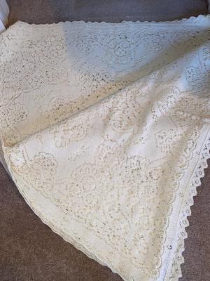 TABLECLOTH, DOILIES, RUNNERS AND MORE