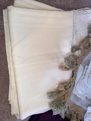 TABLECLOTH, DOILIES, RUNNERS AND MORE
