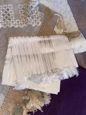 TABLECLOTH, DOILIES, RUNNERS AND MORE