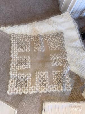 TABLECLOTH, DOILIES, RUNNERS AND MORE