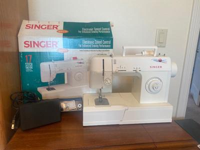 SINGER MODEL 2517 SEWING MACHINE