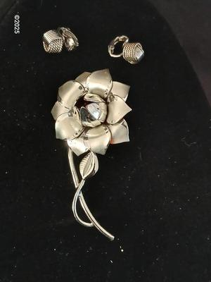 Silver toned Brooch with Avon love knot clip-on earrings Jewelry