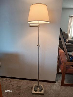 Adjustable swing arm floor lamp