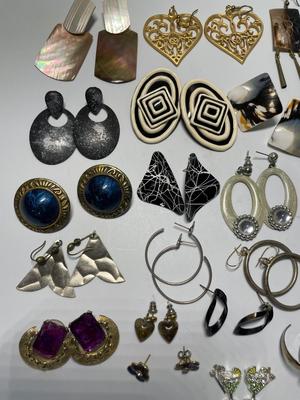 Pierced earrings (24)