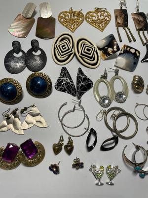 Pierced earrings (24)