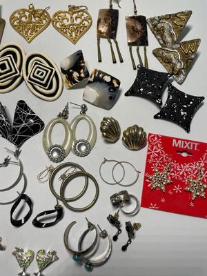 Pierced earrings (24)