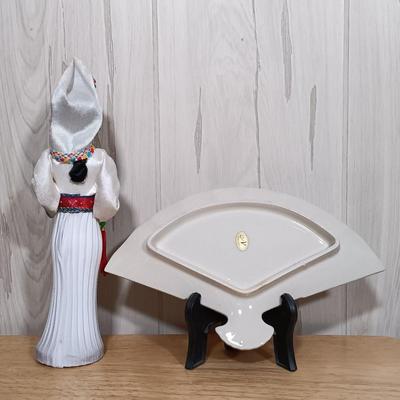 LOT 25: Vintage Ichimatsu Doll, Imari-Style Japanese Fan Dish, Handpainted Fans & More