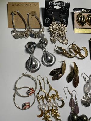 Pierced earrings (24)