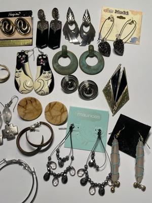 Pierced earrings (24)