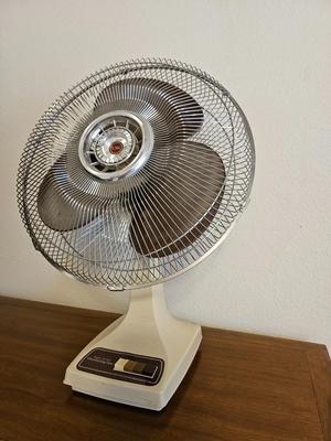 MCI Oscillating multi-speed table fan