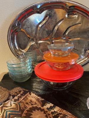 AN ASSORTMENT OF KITCHEN ITEMS