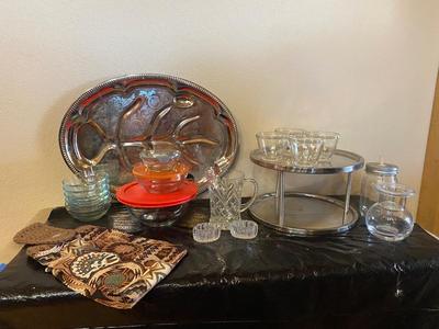 AN ASSORTMENT OF KITCHEN ITEMS