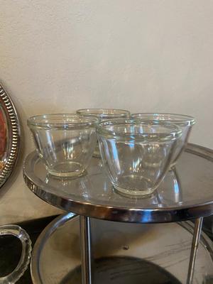 AN ASSORTMENT OF KITCHEN ITEMS