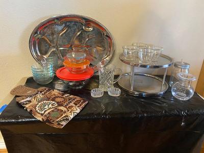 AN ASSORTMENT OF KITCHEN ITEMS