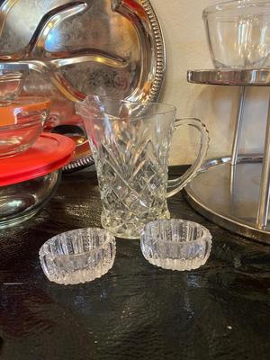 AN ASSORTMENT OF KITCHEN ITEMS