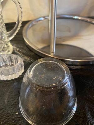 AN ASSORTMENT OF KITCHEN ITEMS