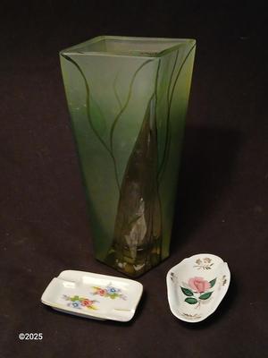 Beautiful Womar glass vase with vintage ashtrays and ring dish