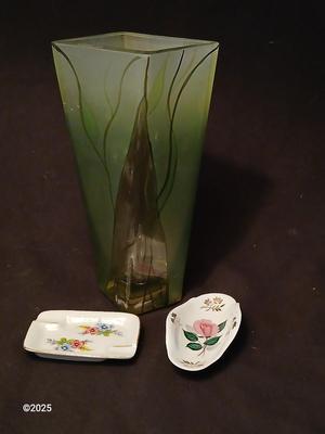 Beautiful Womar glass vase with vintage ashtrays and ring dish